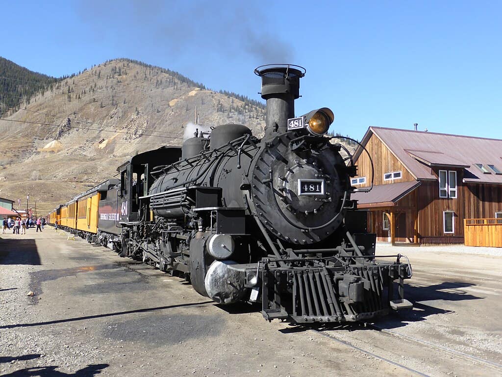 1024px-Durango_&_Silverton_NG_Steam_Engine_481_(K-36)_Silverton,_USA_2013