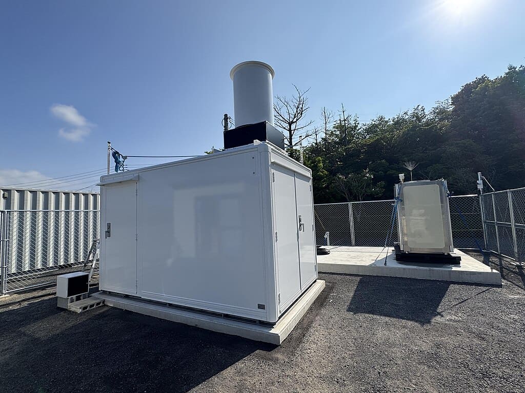 1024px-EKO_Instruments_LiDar_and_DIAL_installation_at_Fukue_Island,_Nagasaki,_Japan