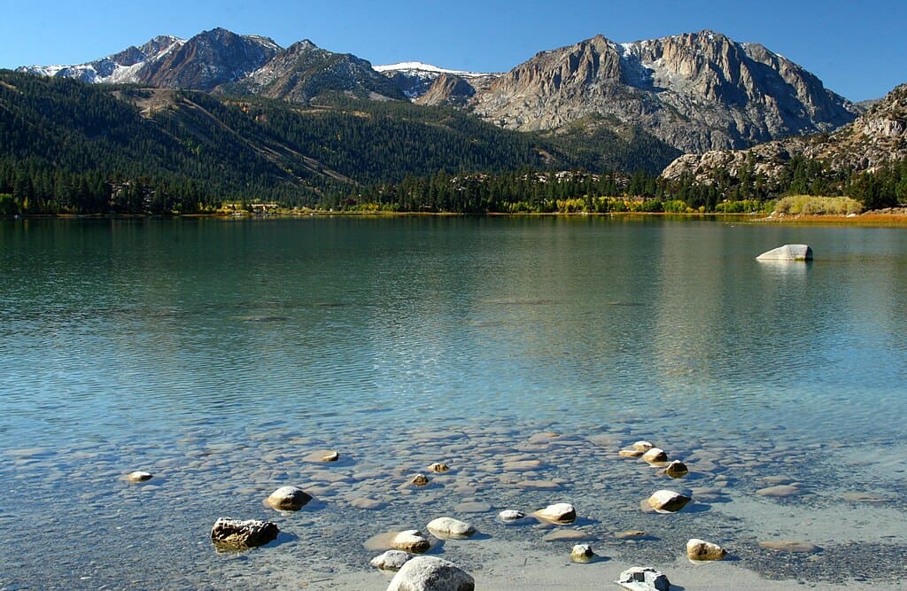 1024px-June_Lake_with_Sierra_crest