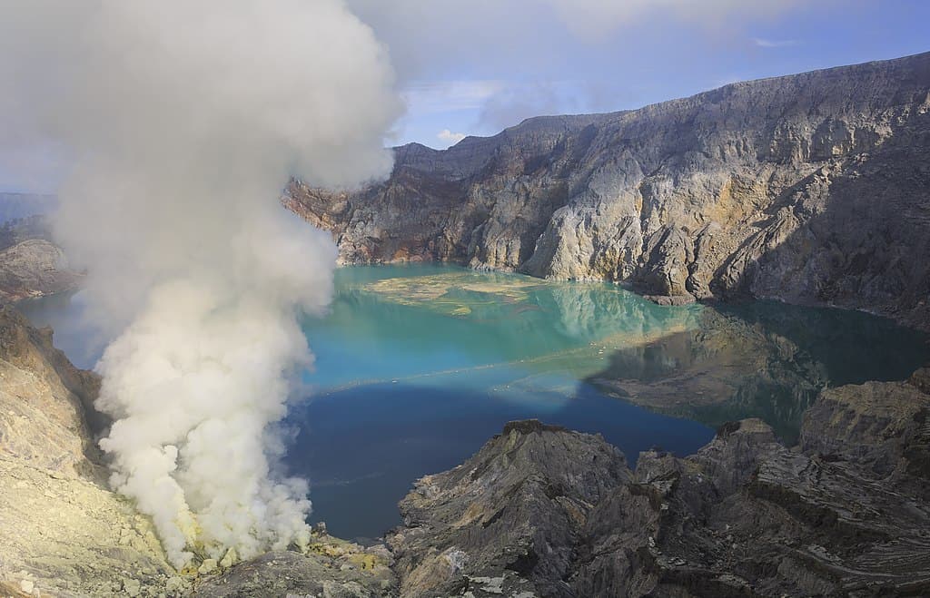 1024px-Kawah-Ijen_Indonesia_Acidious-Lake-at_the-floor-of-the-crater-01