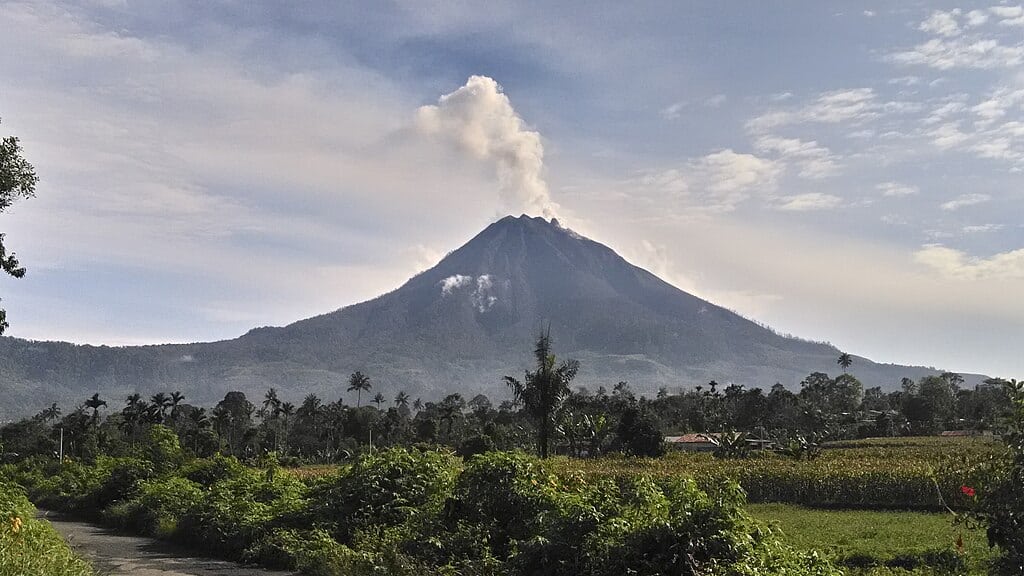 1024px-Mount_Sinabung_2017_(33117536845)