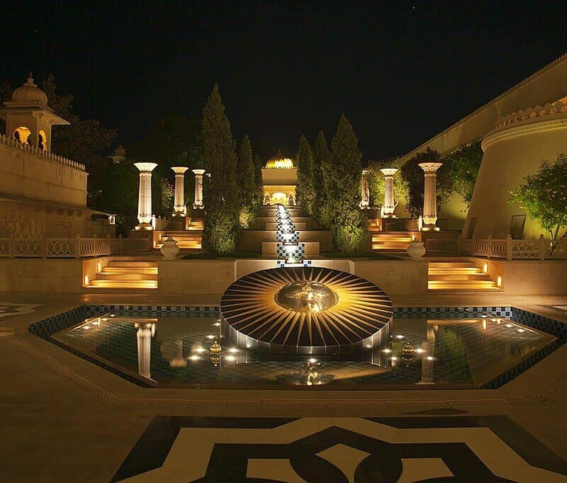 1024px-Oberoi_Udaivilas_garden_cascade_illuminated_(6373266525)