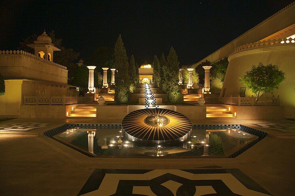 1024px-Oberoi_Udaivilas_garden_cascade_illuminated_(6373266525)