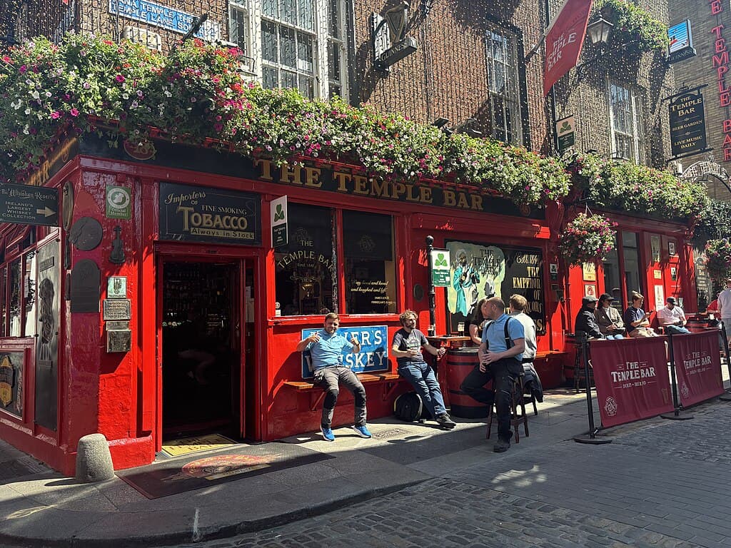1024px-Picture_of_The_Temple_Bar_in_Dublin_-_Photo_du_bar_The_Temple_Bar_à_Dublin