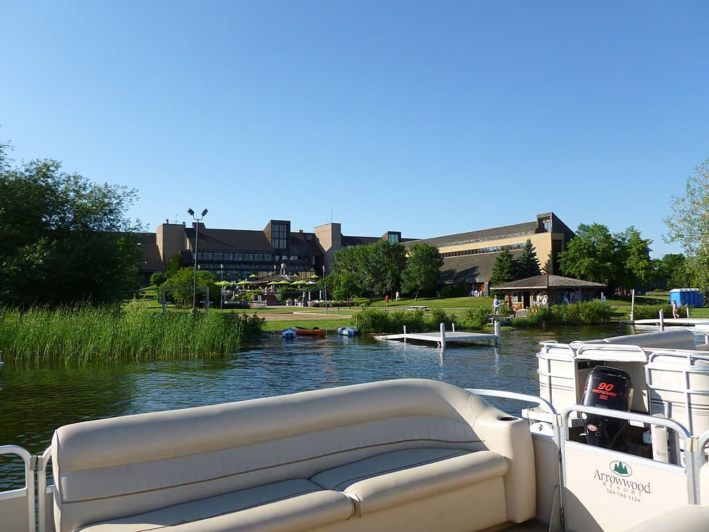 1024px-Resort_on_Lake_Carlos_Alexandria_Minnesota