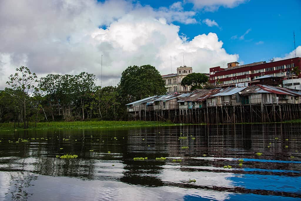 1024px-Rio_Itaya_bañando_las_orillas_de_Iquitos