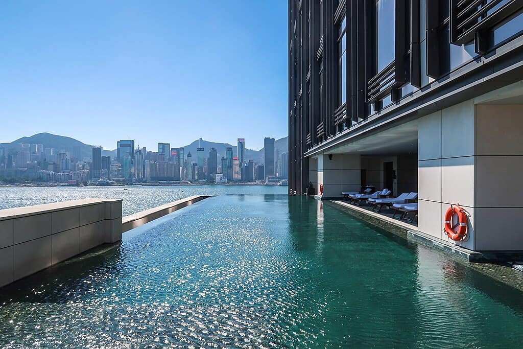 1024px-Rosewood_Hong_Kong_Level_6_Swimming_Pool_2020