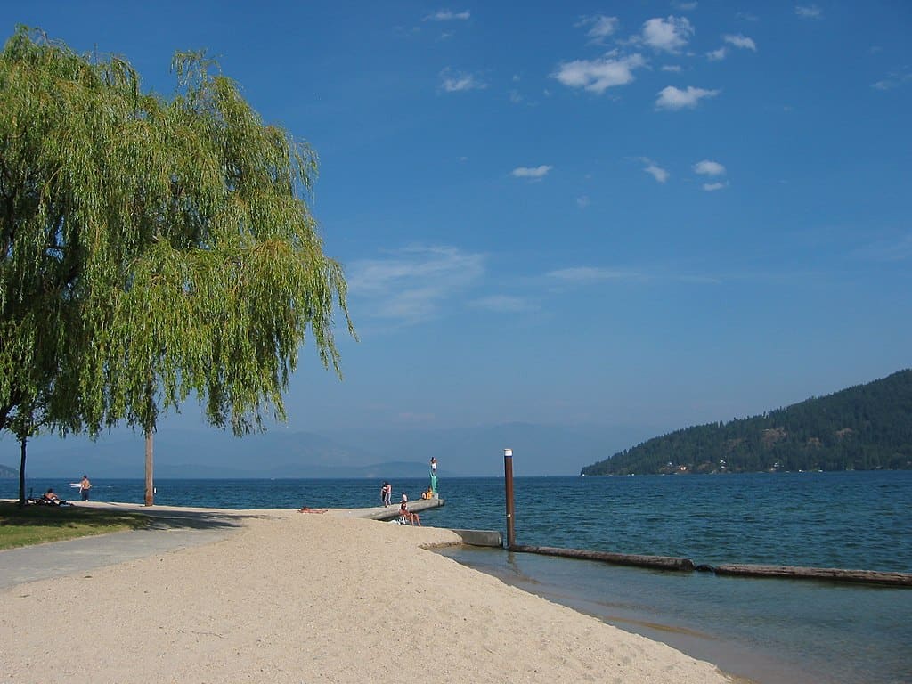 1024px-Sandpoint_id_city_beach