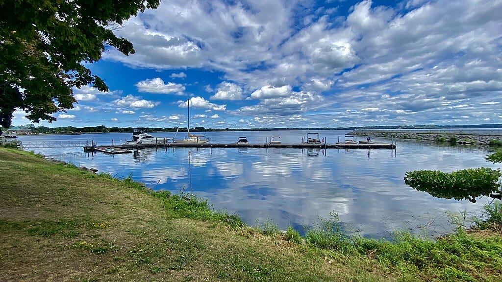 1024px-Seneca_Lake_from_Long_Pier,_Geneva,_New_York_-_20220810