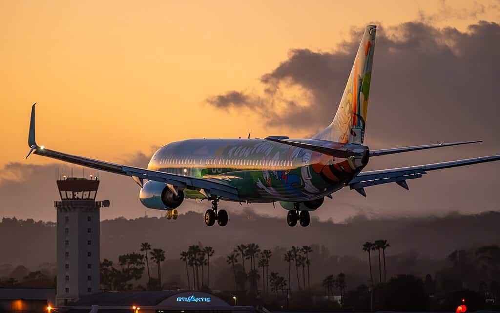 1024px-Toontown_Twilight_Arrival_(Alaska_Airlines_Boeing_737-800_N565AS_landing_at_KSBA_March_2025)