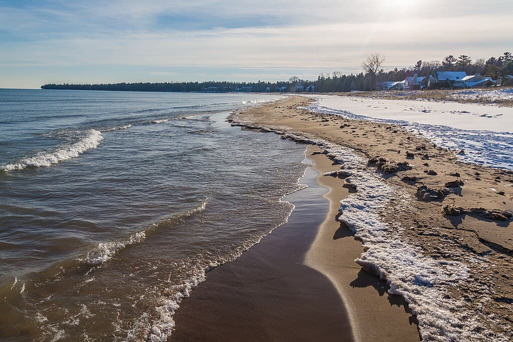 1024px-Whitefish_Bay_Wisconsin_Winter_Shoreline_Lake_Michigan_(31243197973)