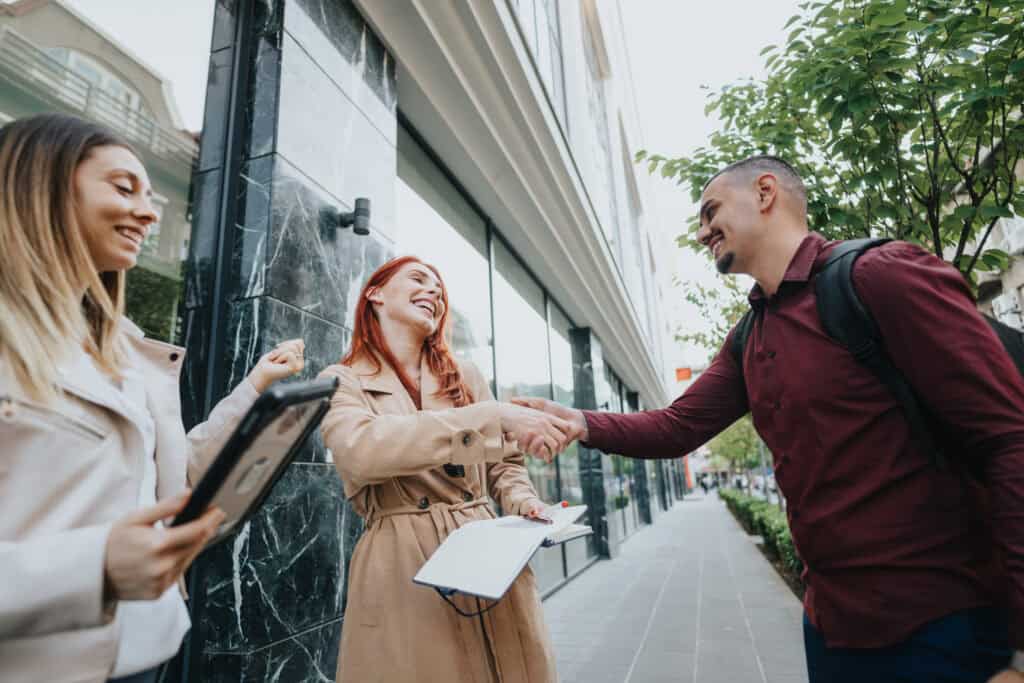 friendly stranger tourist scam illustration