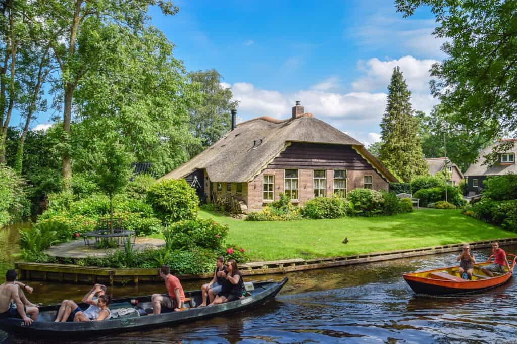 3345557-giethoorn-6393229_1280