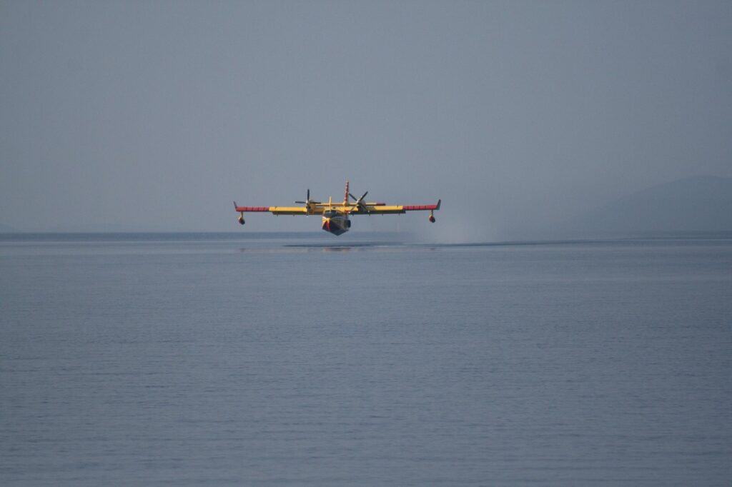 royber99-fire-fighting-aircraft-4786146_1280