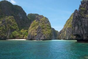 1024px-Limestone_island_in_Bacuit_Bay,_El_Nido,_Palawan,_Philippines