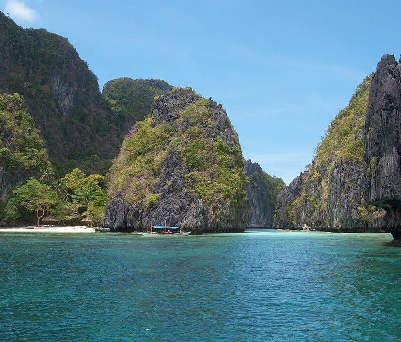 1024px-Limestone_island_in_Bacuit_Bay,_El_Nido,_Palawan,_Philippines