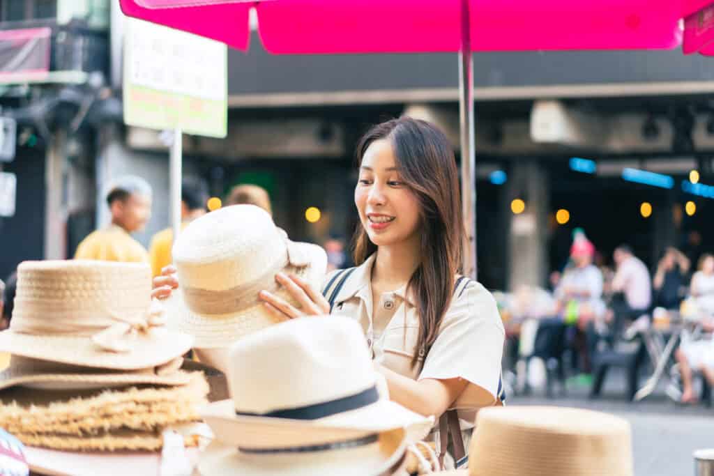 tourist paying cash street market