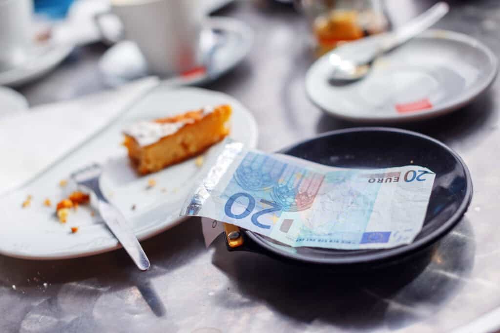 restaurant tipping cash table europe