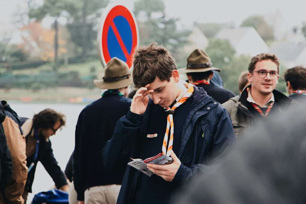 tourist looking at map confused city crowd