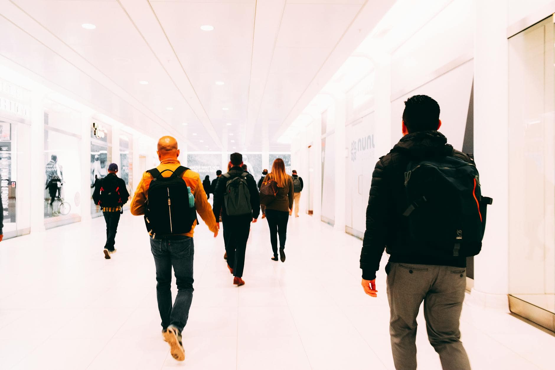 7 Airport Scams That Are Exploding in 2026 — And the One That Already Got My Friend