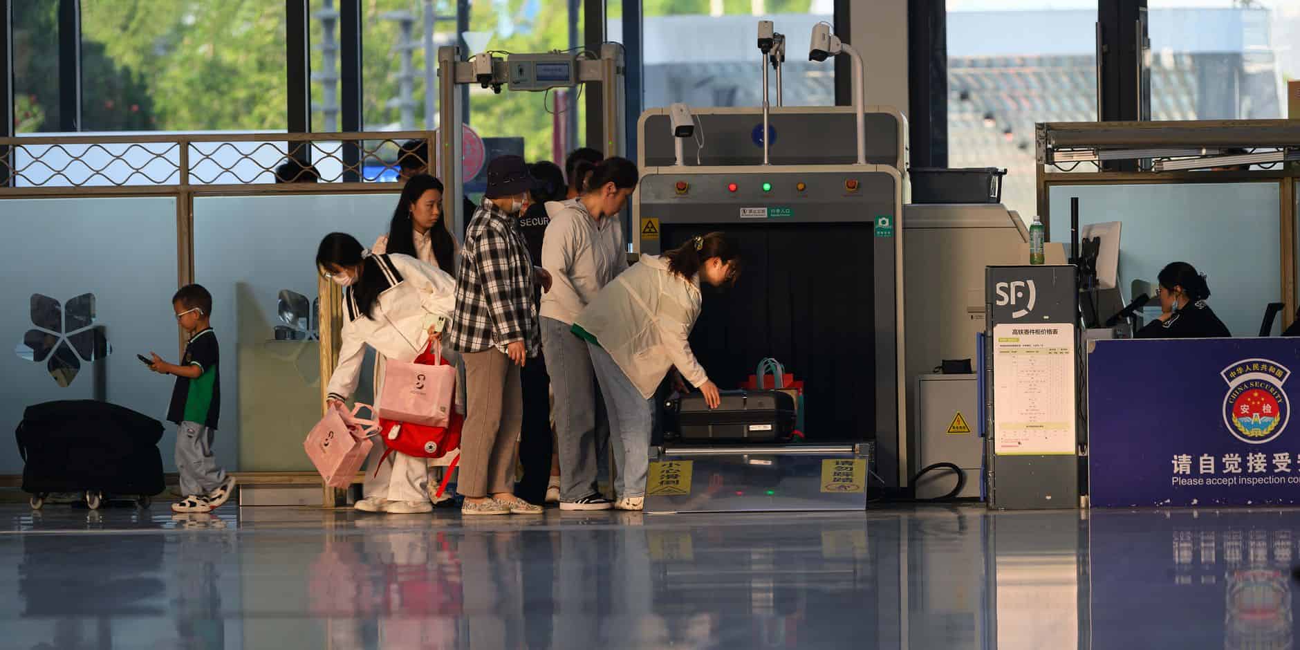 airport security line