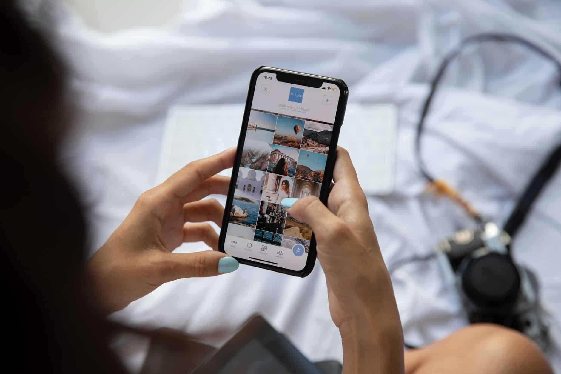 travel influencer social media