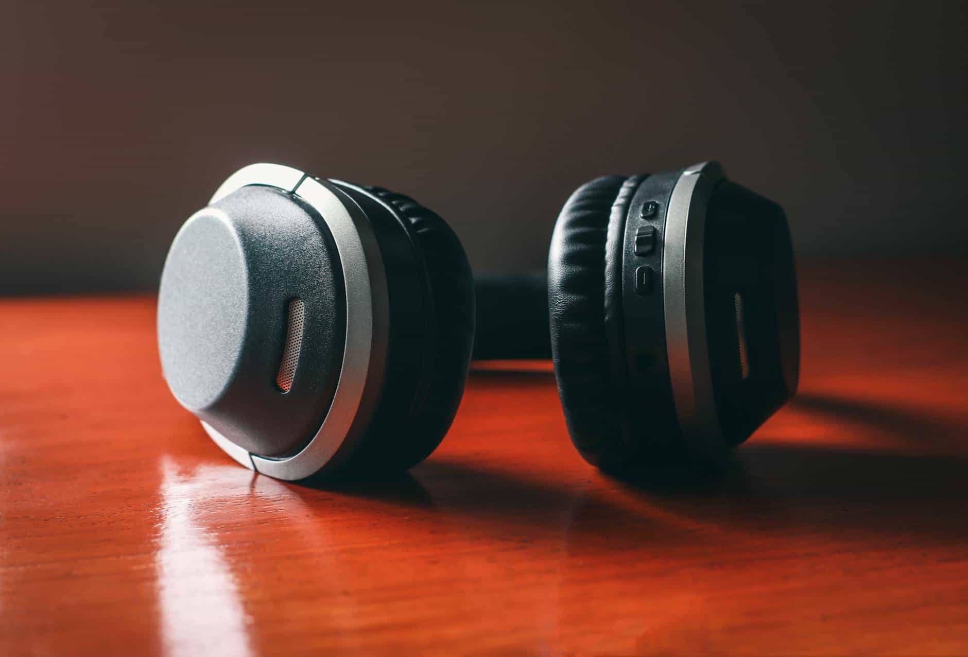 noise cancelling headphones airplane