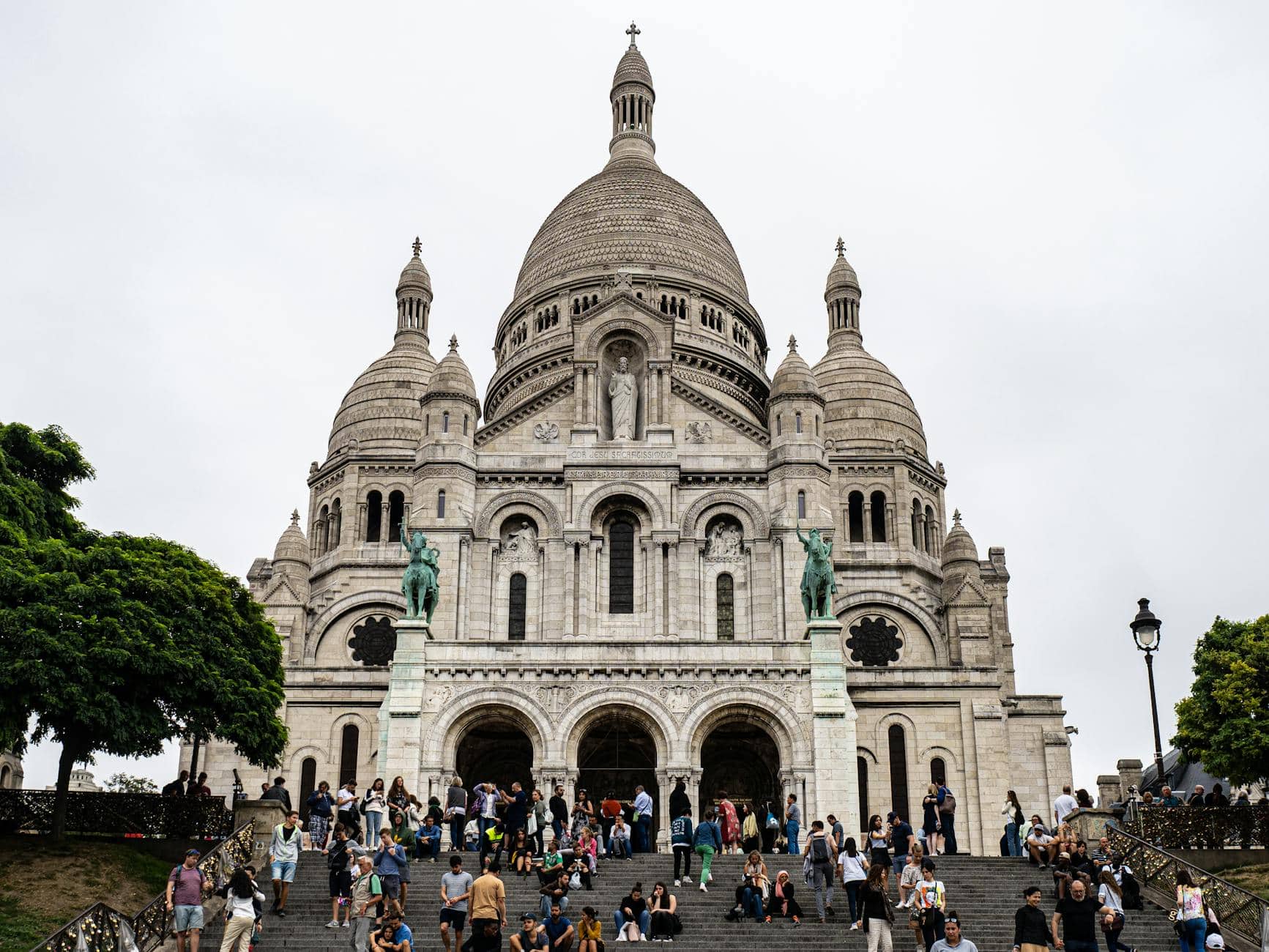 Paris Sacre Coeur tourists