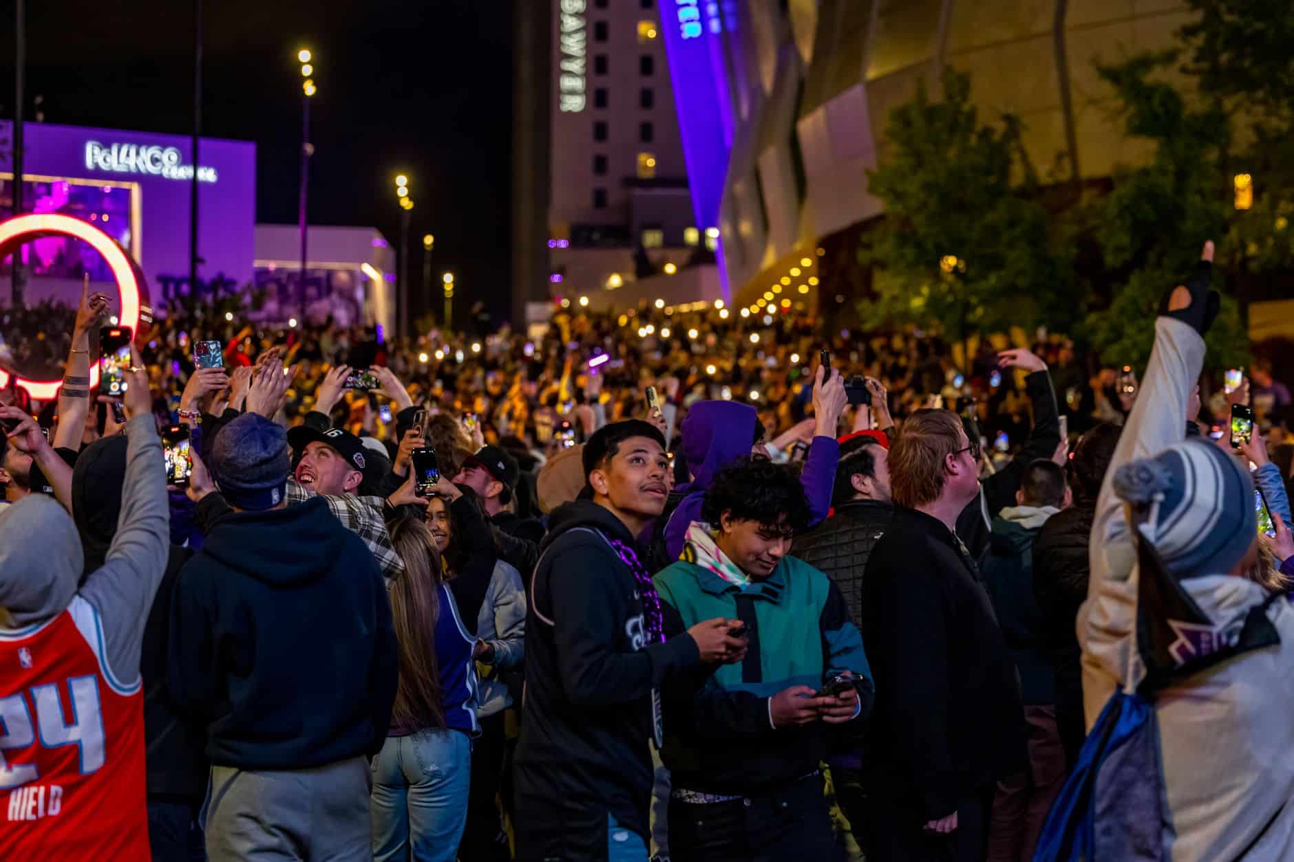 loud tourist crowd street