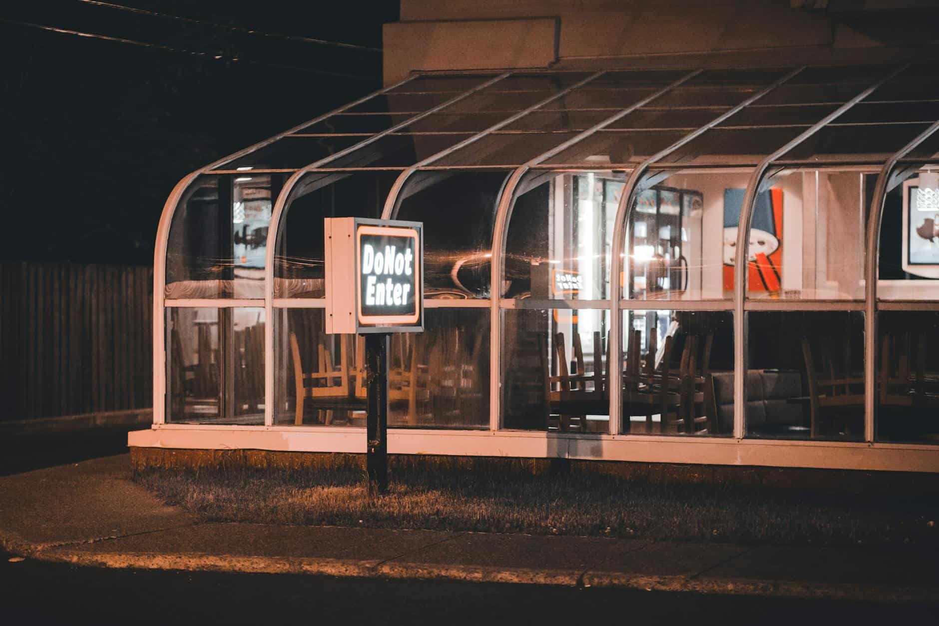 closed restaurant sign