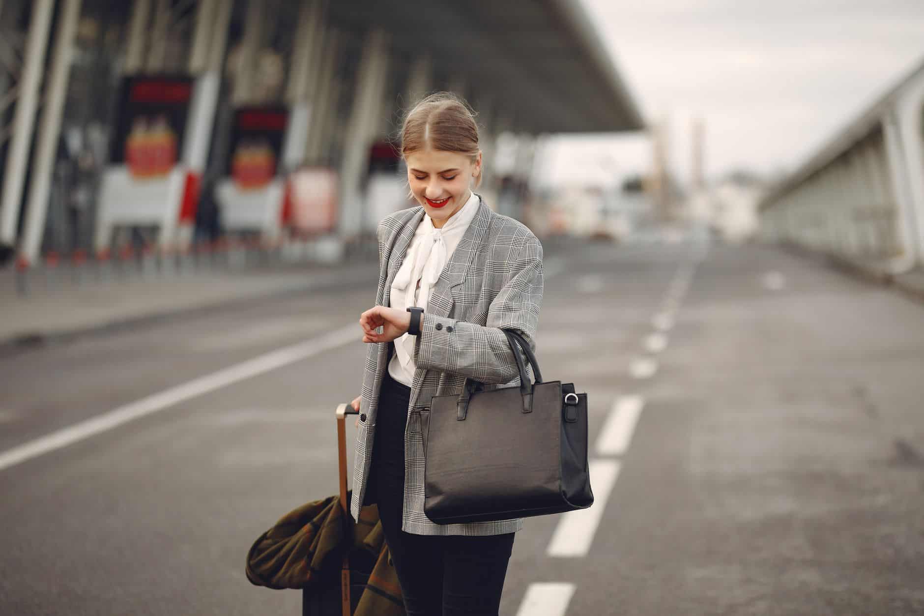 woman travel outfit