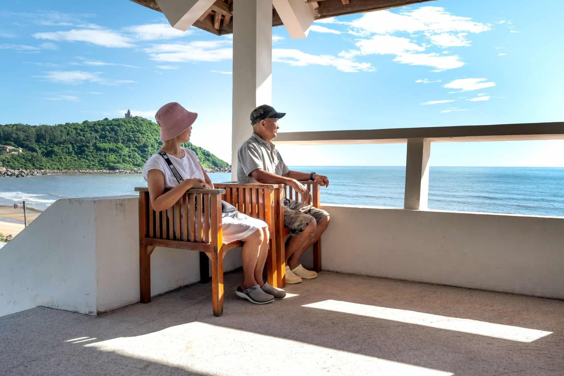 retiree travel couple