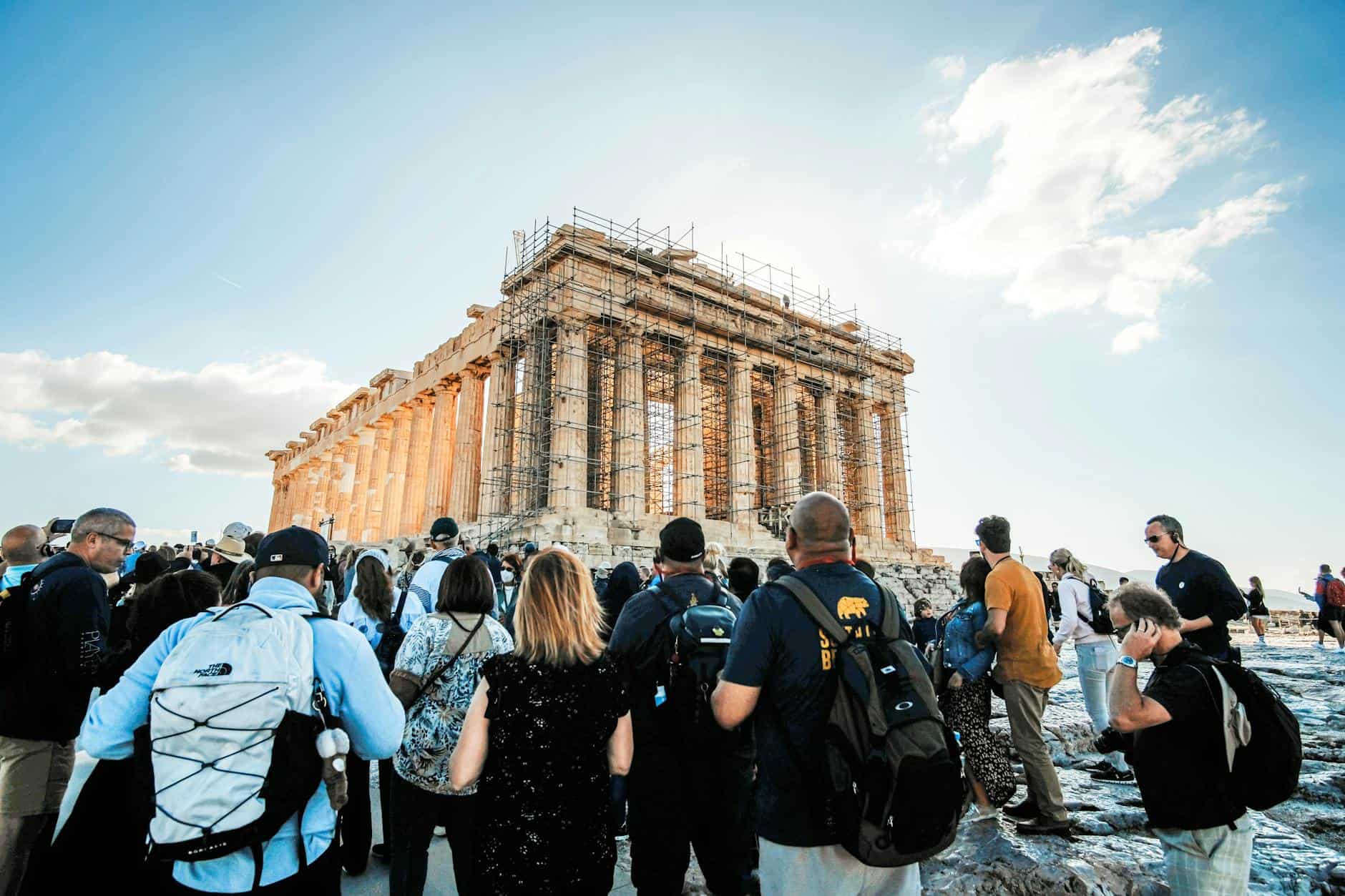 tourist crowd landmark