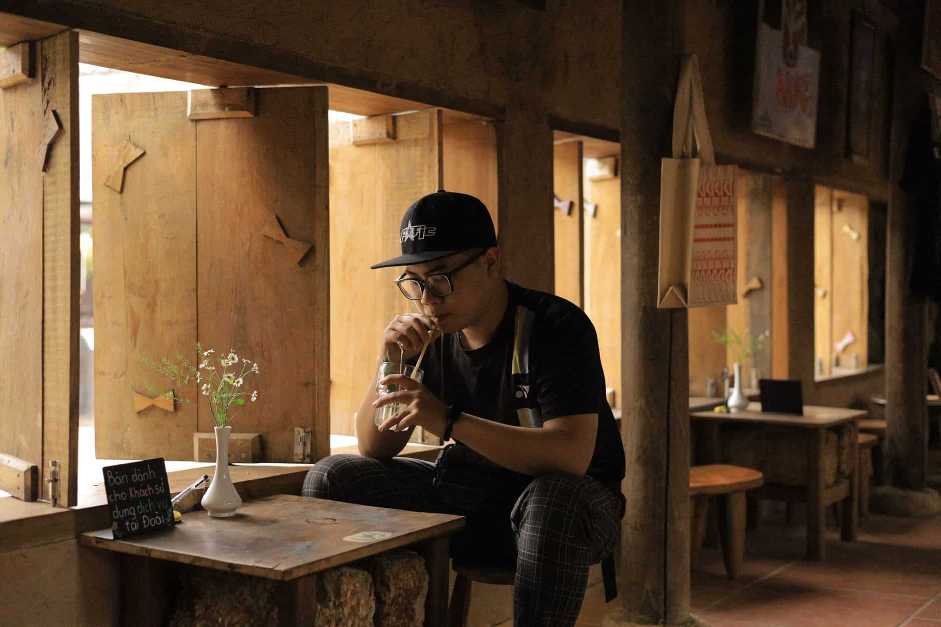 solo traveler cafe table