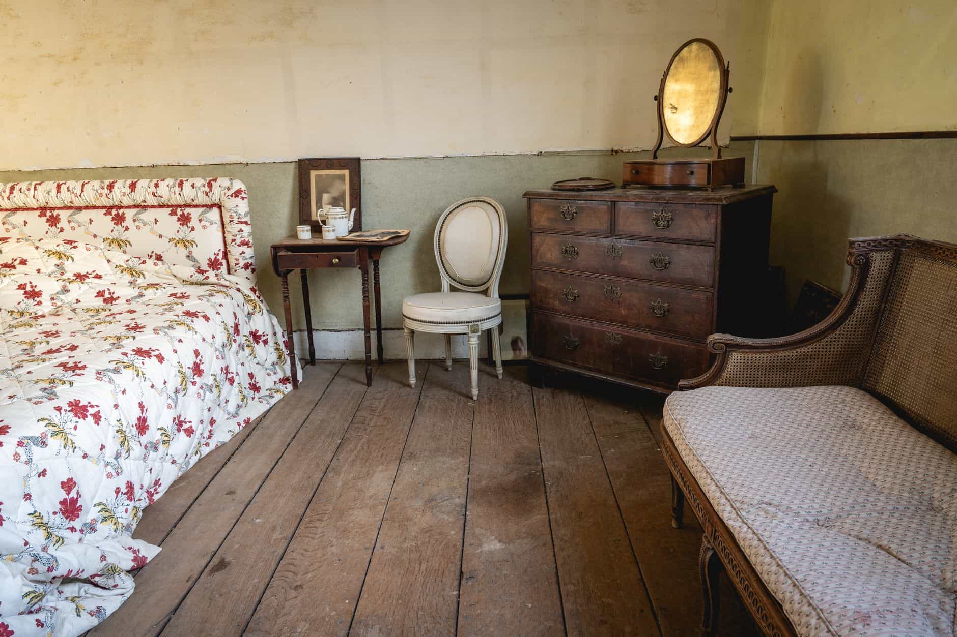 worn hotel room