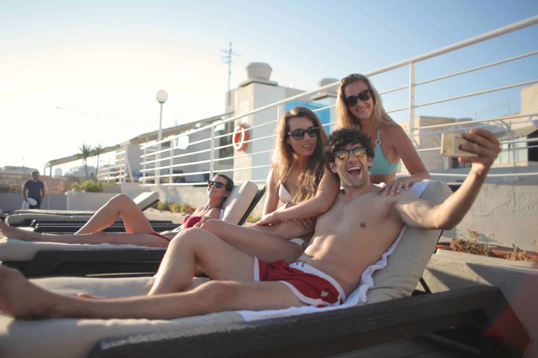 friends vacation selfie