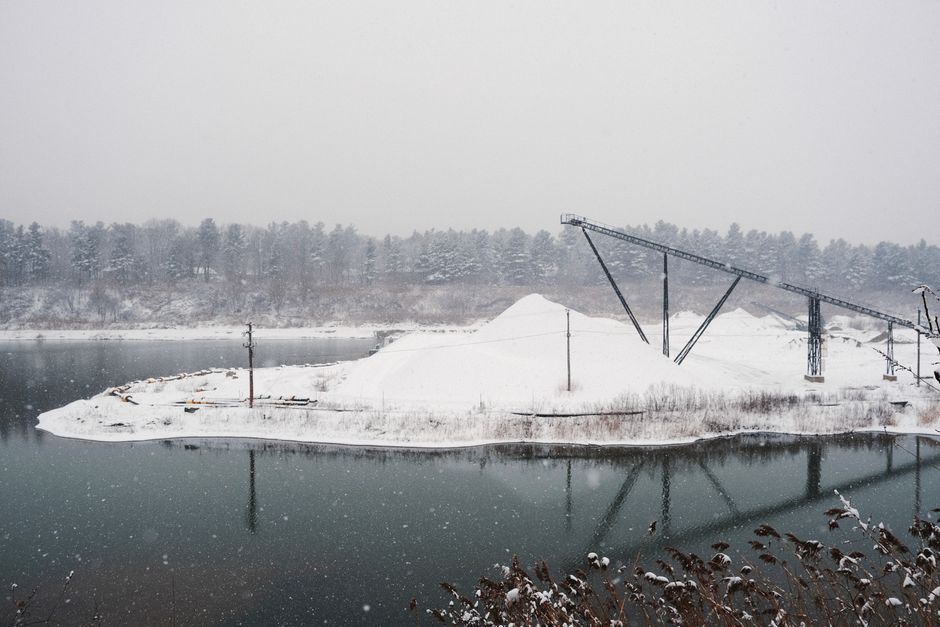Winter scene along a Great Lakes shoreline town