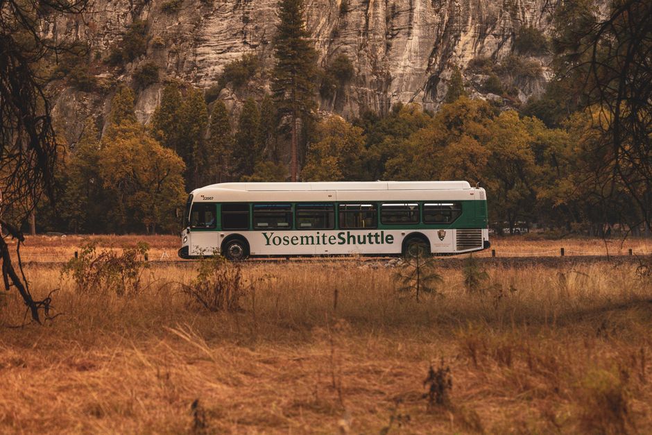 Sedona shuttle bus transporting tourists to trailheads