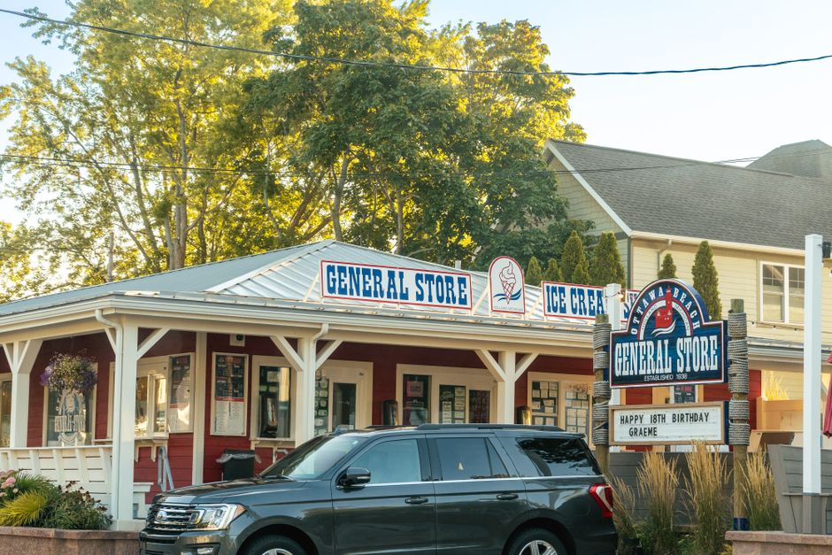 Locally owned seafood restaurant on the Outer Banks