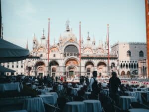tourists tipping abroad restaurant bill