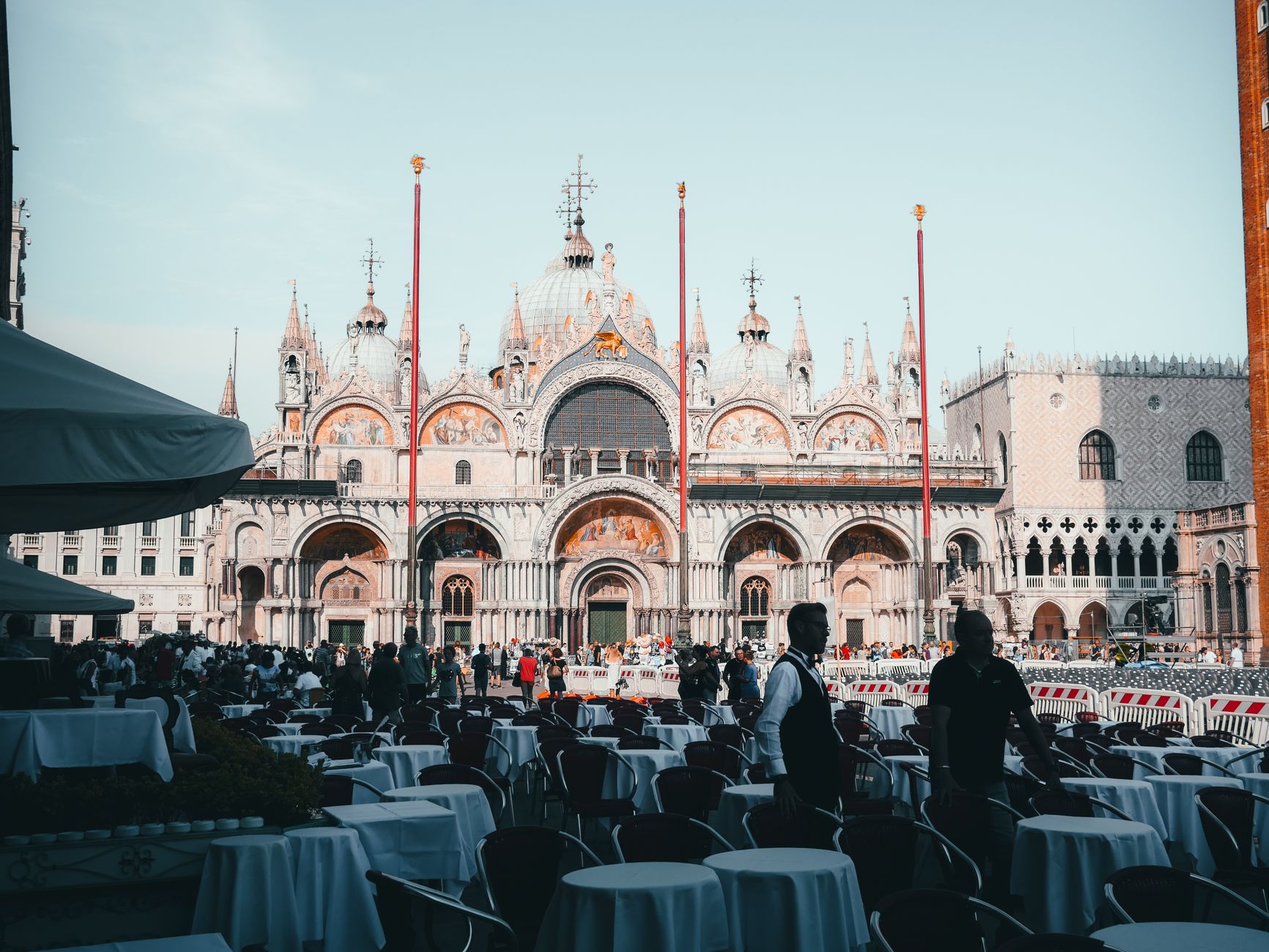 tourists tipping abroad restaurant bill