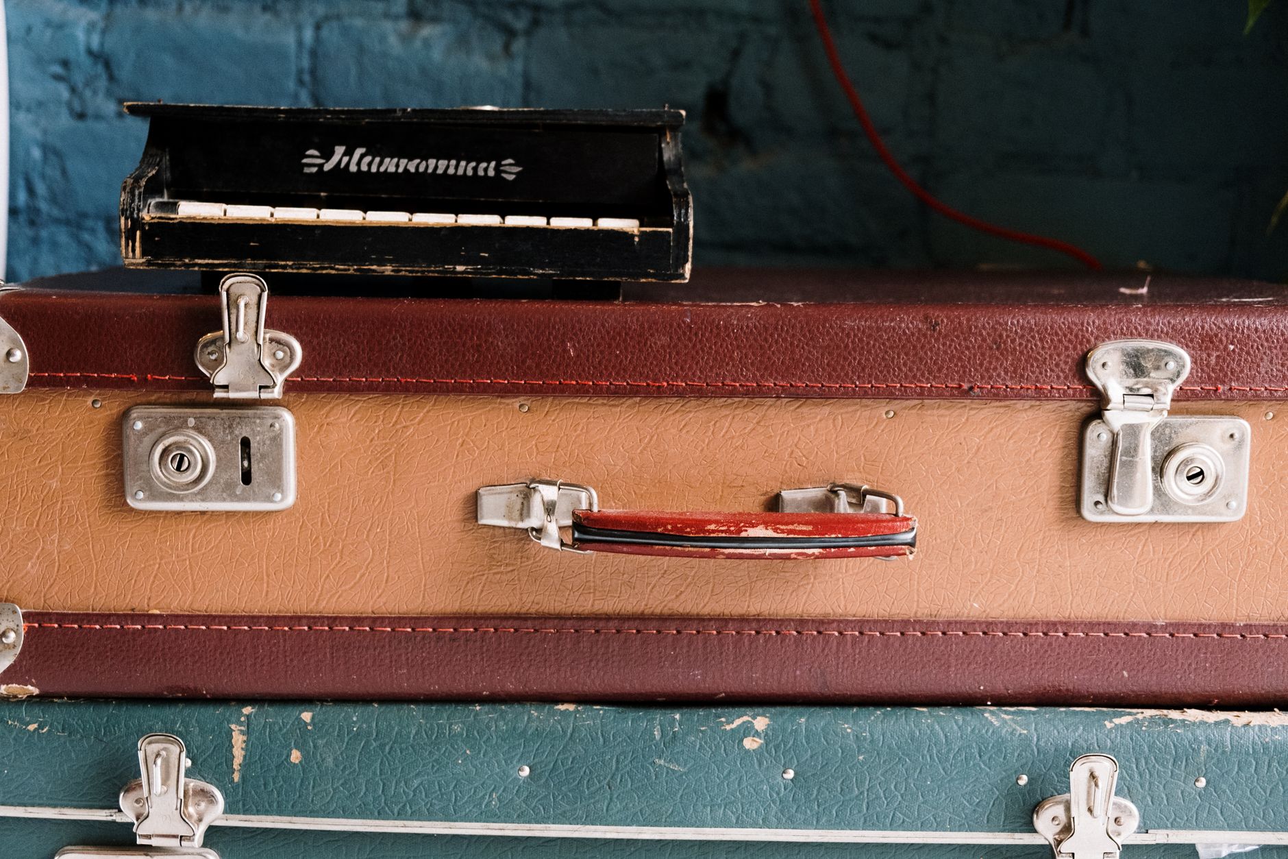 Traveler suitcase home return