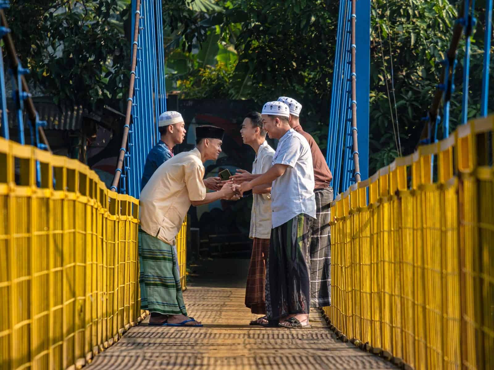 A Greeting Can Take 10 Seconds or 10 Minutes — Here’s Why Travelers Shouldn’t Treat Them the Same