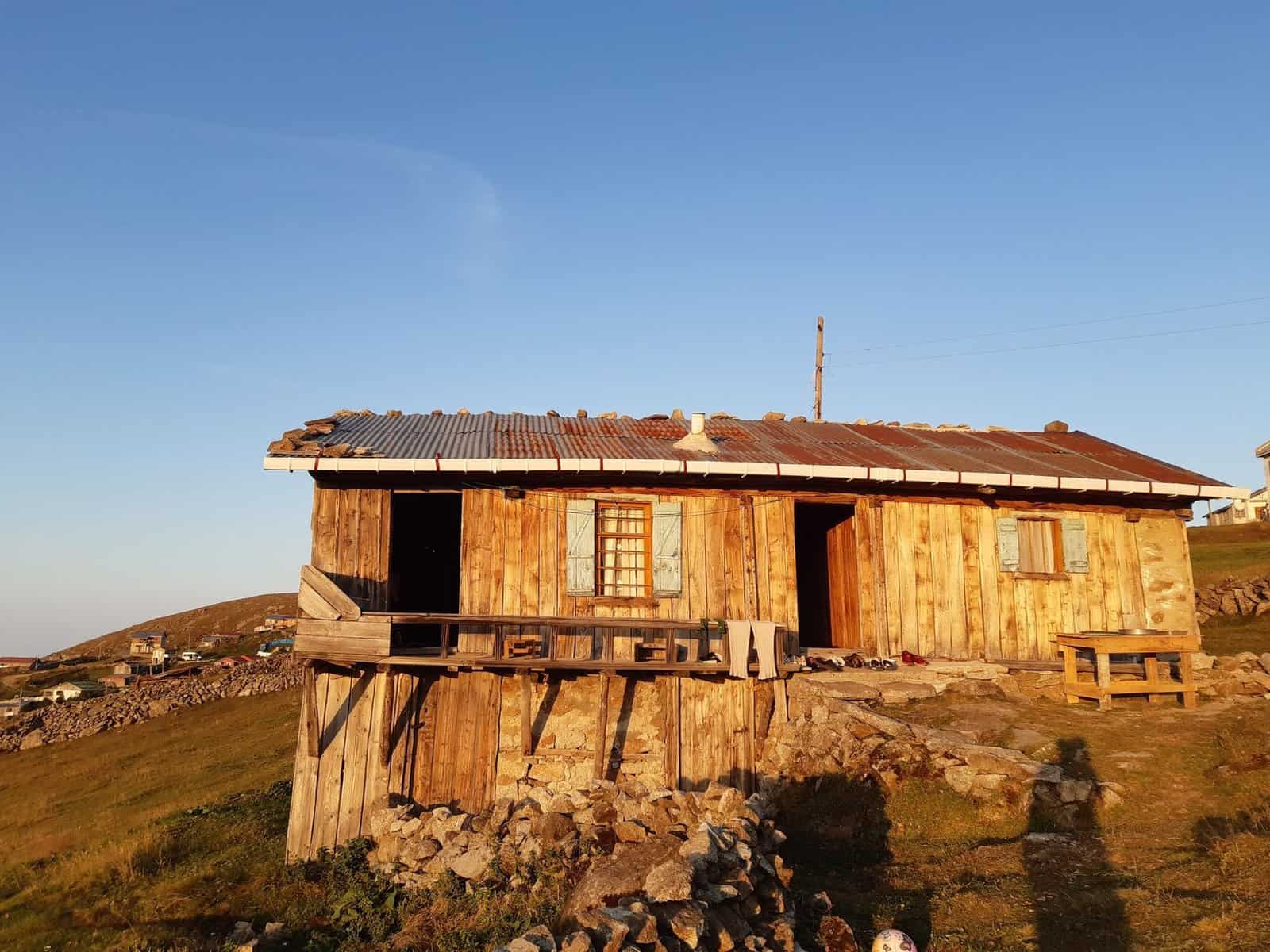 Picturesque wooden cabin in rural Trabzon, Türkiye, surrounded by serene landscapes.